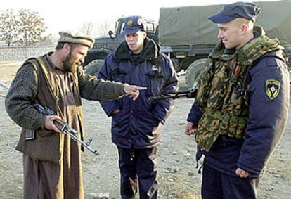Un combatiente de la Alianza del Norte compara su arma con la de un soldado ruso en Kabul.