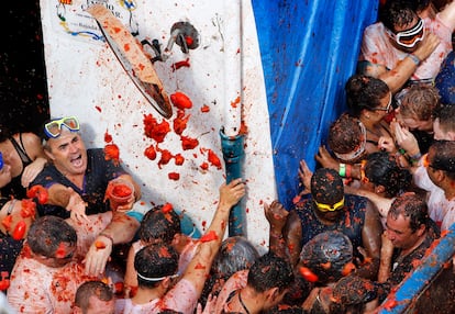 La Tomatina del 2015 té sis camions grans per tirar tomàquets, un més que el 2014, i amb novetats en l'àmbit tecnològic, com el joc oficial per a mòbil Tomatina Defense, "aplicacions exclusives de realitat augmentada" i la col·laboració amb el servei cartogràfic Google Street View, que "posarà la festa al mapa".