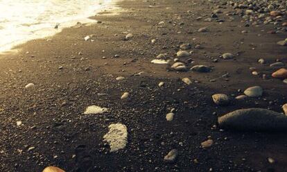 Fuel stains wash up in the area of Veneguera, in Gran Canaria.