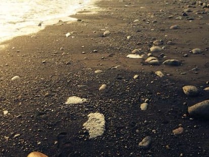 Fuel stains wash up in the area of Veneguera, in Gran Canaria.