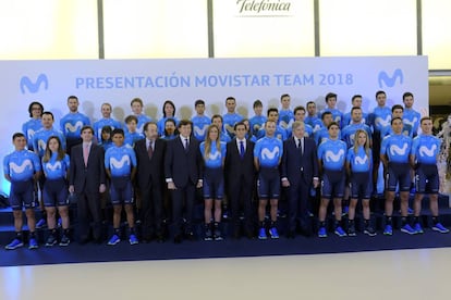 Las ciclistas y los ciclistas del Movistar 2018 posan junto a las autoridades en la presentaci&oacute;n del equipo.