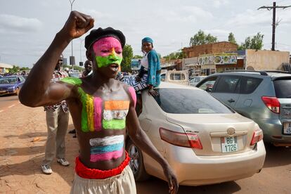 A supporter of the armed forces, with his body painted with the Nigerien and Russian flags, during a rally in Niamey, on August 6, 2023.