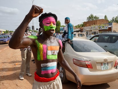 Un simpatizante de las fuerzas armadas con su cuerpo pintado con las banderas de Níger y Rusia durante un mitin en Niamey, el domingo pasado.