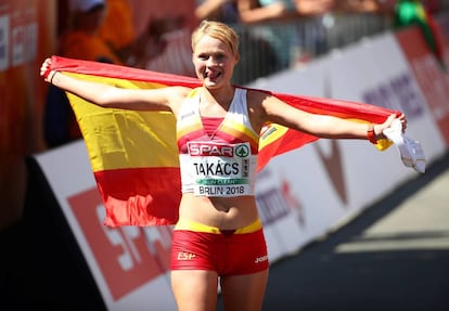 Julia Takacs, al cruzar la línea de llegada en los 50km marcha en Berlín.