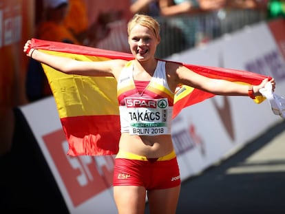 Julia Takacs, al cruzar la línea de llegada en los 50km marcha en Berlín.