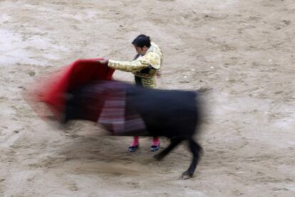 El torero Juan Mora realiza un pase en su última faena en la Monumental de Barcelona.