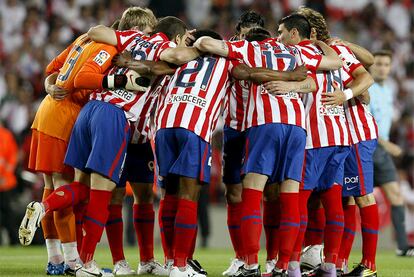 Los jugadores del Atlético, como hicieron en la final de la Liga Europa, se unen en un abrazo antes del partido ante el Sevilla.