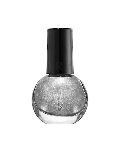 Si prefieres invertir menos dinero en tus esmaltes, Sephora te propone este modelo gris glitter. Cuesta 4 euros. Un precio low cost que te permitirá ir a la última en manicura.