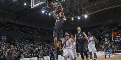 Grimau remata una canasta en el encuentro frente al Panionios. 