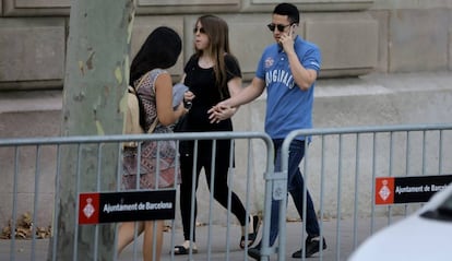 Bryan Andrés, uno de los acusados de la violación en grupo en Manresa, en el acceso a la Audiencia de Barcelona junto a su novia el julio pasado.