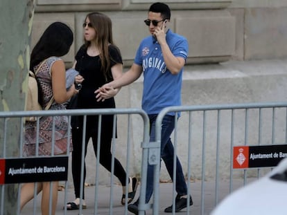 Bryan Andrés, uno de los acusados de la violación en grupo en Manresa, en el acceso a la Audiencia de Barcelona junto a su novia el julio pasado.