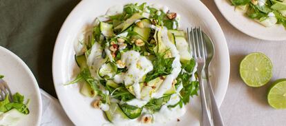 Puedes dártelas de chef con esta ensalada de calabacín en dos texturas