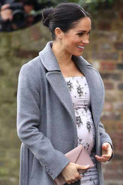 Meghan Markle con vestido de Brock Collection y abrigo de Soia y Kyo.