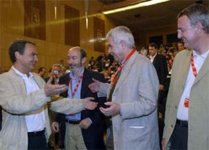 Rodríguez Zapatero (izquierda) recibe la felicitación de Maragall en presencia de Alfredo Pérez Rubalcaba.