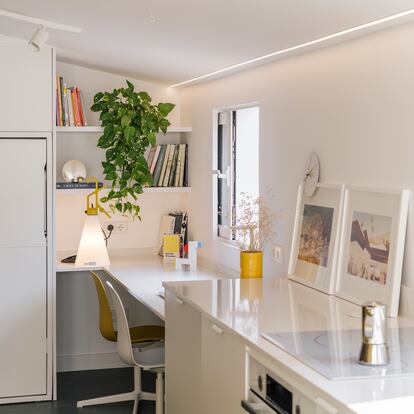 La encimera de Silestone de la cocina desciende para convertirse en mesa de trabajo. La lámpara móvil Mayday, de Grcic, la produce Flos.