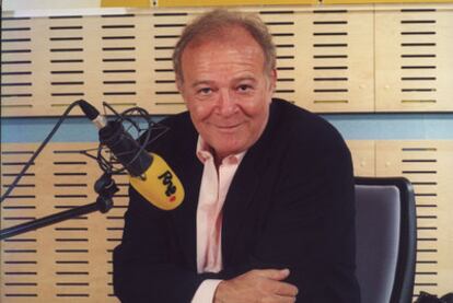 Juan Manuel Gozalo, en su estudio de <i>Radiogaceta de los deportes,</i> en 2006.