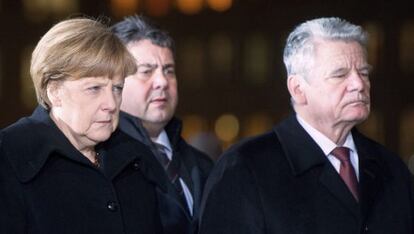 Angela Merkel participa con el l&iacute;der del partido Socialdem&oacute;crata, Sigmar Gabriel, en un acto por la libertad de expresi&oacute;n en Berl&iacute;n. 