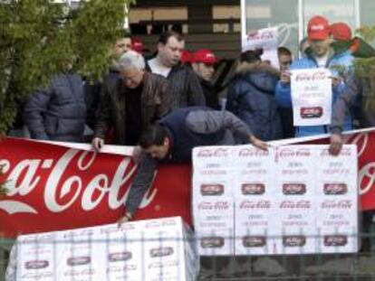 Varios trabajadores de la embotelladora de Coca-Cola en Asturias. EFE/Archivo
