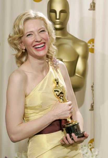 Cate Blanchett, con su Oscar a la mejor actriz secundaria por <i>El aviador</i>.