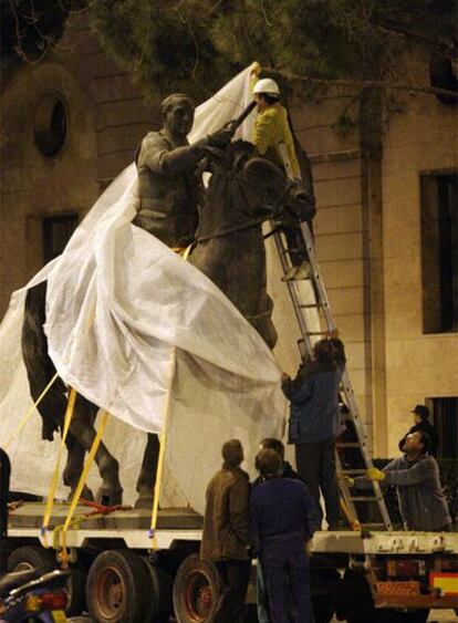 Retirada de la estatua ecuestre en marzo de 2005.