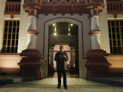 Maduro, el miércoles en el edificio donde está enterrado Chávez