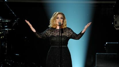 'Hello', la benedicció i la maledicció d'Adele. La cançó perseguirà la cantant anglesa any rere any, any rere any, any rere any...