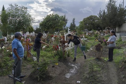 Familiares de Nazaria Iraís Simón Aguilar, vítima de feminicídio, ao lado de seu túmulo.