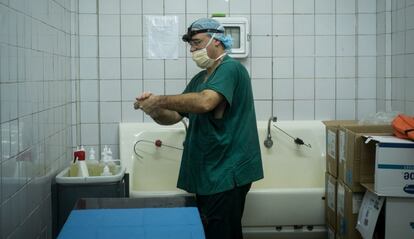 El doctor Ángel Emparanza se prepara antes de la intervención quirúrgica de Possi.