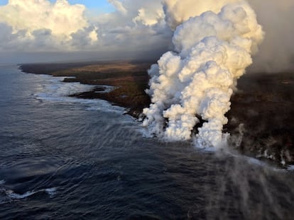 Plumas surgidas del contacto de la lava con el océano por el río de lava de la fisura 8 del volcán Kilauea, el 16 de julio de 2018.
