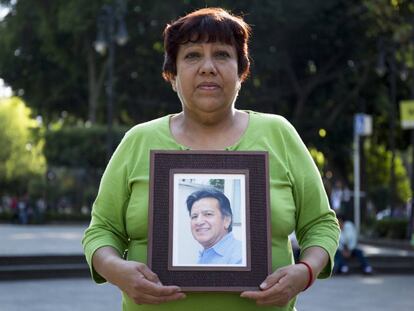 Guadalupe Cruz con una foto de su esposo fallecido.