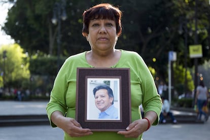 Guadalupe Cruz con una foto de su esposo fallecido.
