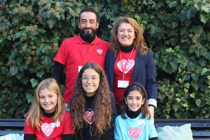 Patricia posa con su familia.