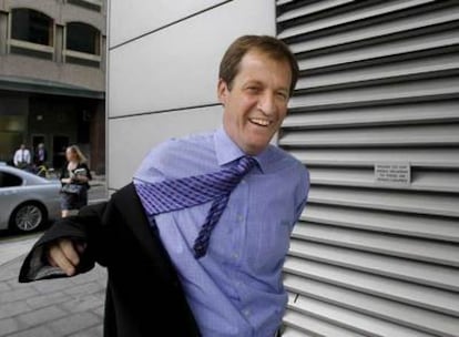 Alastair Campbell, ex portavoz de Blair, llega a las oficinas de la cadena ITV en Londres ayer para una entrevista.