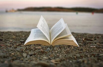 Los &iacute;ndices de lectura aumentan en verano, aunque a menudo no resulta sencillo leer en la playa.