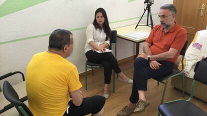 El catedrático Enrique Ballester entevista a un maltratador en la cárcel de Valencia.