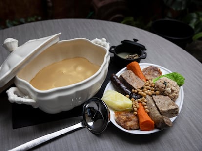 L'escudella que serveixen al restaurant Windsor, des del brou fins a la carn d'olla.