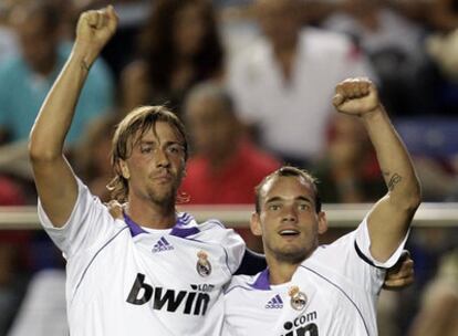 Guti y Sneijder celebran un gol del Real Madrid