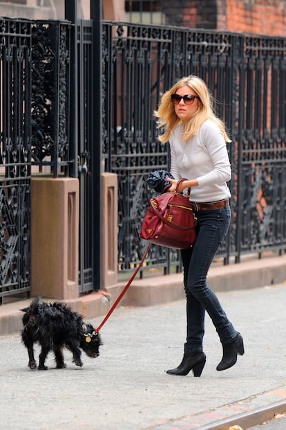 Sienna Miller sigue la normativa municipal vigente y va equipada con una bolsa de plástico para recoger los excrementos de su perrito Bess.