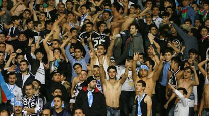 Aficionados del Qarabag FK, en un partido de su equipo en Bakú.