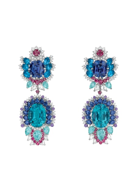 Pendientes Dentelle Saphir Iris de oro blanco, diamantes, apatitas, zafiros, turmalinas Paraibas, rubies y amatistas de Dior Joaillerie (c.p.v).