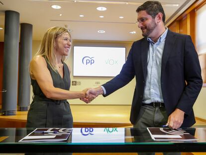 Los portavoces del PP y Vox en el parlamento aragonés, Ana Alós y Alejandro Nolasco, respectivamente, durante la firma este viernes en Zaragoza del pacto de gobierno de coalición que garantiza al popular Jorge Azcón la Presidencia de Aragón.