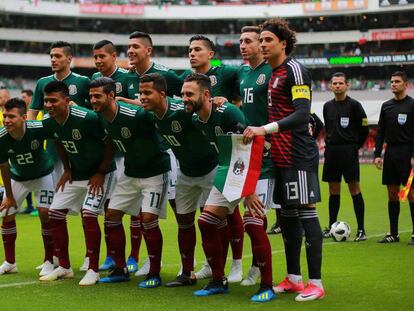 Los jugadores de México en el estadio Azteca.