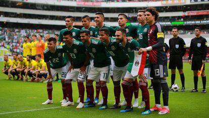 Los jugadores de México en el estadio Azteca.