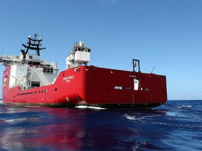 El barco australiano 'Ocean Shield', uno de los dos que tratan de localizar la señal de las cajas negras del MH370.