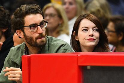 Emma Stone dio a luz el pasado 13 de marzo en Los Ángeles pero, siendo la más discreta de todas las famosas embarazadas en 2021, consiguió mantenerlo el secreto hasta varias semanas después. La actriz siempre ha mantenido su vida personal alejada de la prensa. Aunque se conoce su relación desde 2017, ambos tardaron dos años en pronunciarse al respecto y asistir juntos a su primer evento. Además, consiguió esconder su embarazo durante meses gracias al confinamiento, y se casó en secreto durante la pandemia con el humorista Dave McCary, a quien conoció en los platós del programa 'Saturday Night Live'.