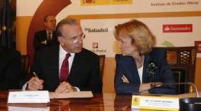 Isidre Fainé, presidente de La Caixa, y la vicepresidenta Salgado