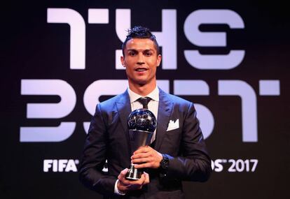 Cristiano Ronaldo posa para los medios gráficos con el trofeo a Mejor Jugador.