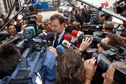 Mariano Rajoy es abordado por decenas de periodistas a su llegada al Congreso. La financiación autonómica y la pacificación en el País Vasco son algunos de los temas que separan al líder de la oposición y al presidente del Gobierno.