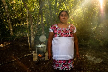 Leonila Tun Noh es la madre de la familia Tun, al rededor de quien se sostiene la tradición del hanal pixán, o celebración del día de los muertos en la comunidad de Xocén, en el corazón de Yucatán.