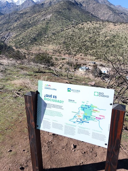 Aguas Andinas estrenó señalética en el Parque Aguas de Ramón para dar cuenta de las zanjas de infiltración que construyeron para recargar el acuífero.